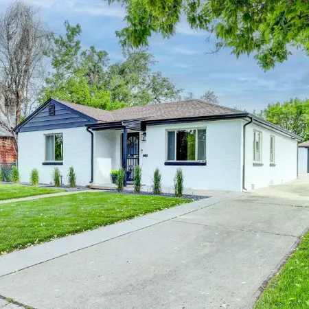 Hot Tub, Fire Pit, Ping-Pong, 3 min walk to Olde Town Arvada!