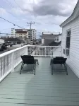 Location Value! Steps to Beach Perfect for Summer Trip - Renovated 4-5BR Retreat - 발코니