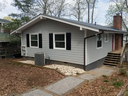 Lake Tillery- Beautiful sunrises, large screened porch, and newly renovated home