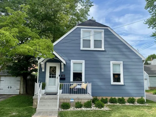 Walk to St Charles Main St. Shops, Eateries & Bars!