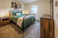 Yellowstone Retreat Rentals U4: two blocks from Yellowstone!