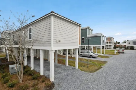 Downtown Coastal Escape // Walk to Beach & Shops