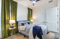 Luxe Downtown Townhouse – Walkable, Stylish & Spacious