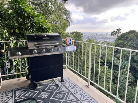 West Hollywood, Hollywood Hills, Sunset Strip House with Beautiful Views Отели рядом с достопримечательностью «West Hollywood Chamber of Commerce»