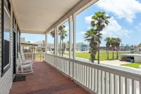 Family Beach House 4Br with Heated Pool and Spa.  Only 200 Steps to the Sand! - ジャグジー