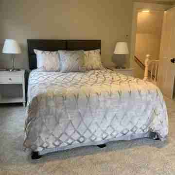 Walking distance to everything downtown Naperville! Rooms