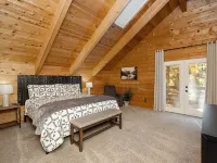Family Fun Log Cabin - Game Room, Slide & Hot Tub! Upper Goldwater Lake parking附近的飯店