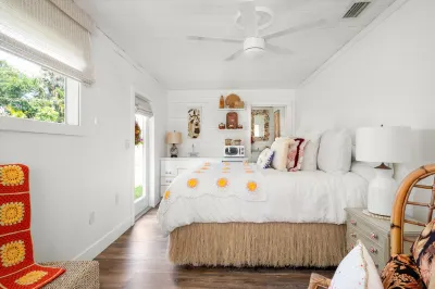 ELEGANT SEASHELL PRIVATE ROOM WITH PRIVATE ENTRY