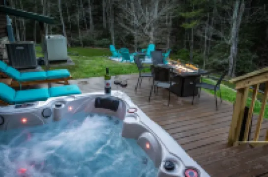 Ascension Cabin - Hot Tub, Fire Pit, Pet Friendly
