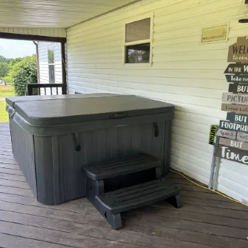 Grassy Meadow Getaway - HOT TUB!