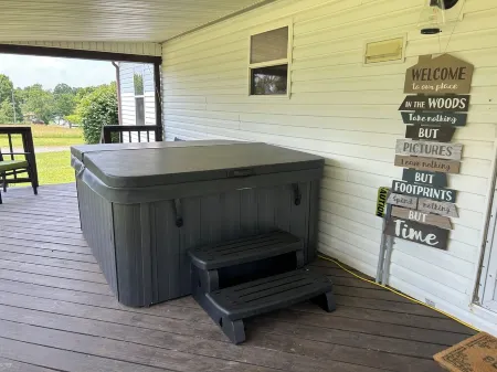 Grassy Meadow Getaway - HOT TUB! Отели в г. Николас