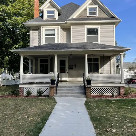 Ada’s Guesthouse- historic home close to lake, shopping, parks, trails, BVU