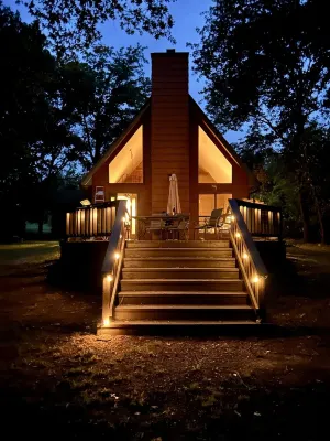 This relaxing cabin is cozy and secluded with private pond and fishing dock Walmart Supercenter附近的飯店