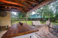 Cottage just blocks from Bay, boat ramps and downtown. Pet friendly fenced yard Hotels in der Nähe von Frank Pate Park