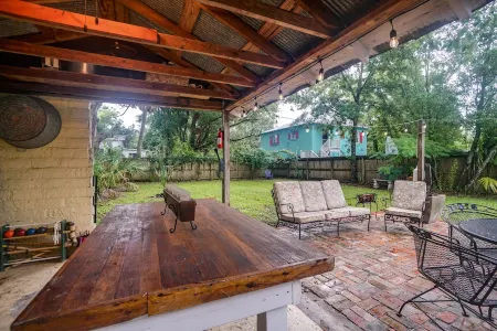 Cottage just blocks from Bay, boat ramps and downtown. Pet friendly fenced yard Отели рядом с достопримечательностью «Парк Франк пейт»