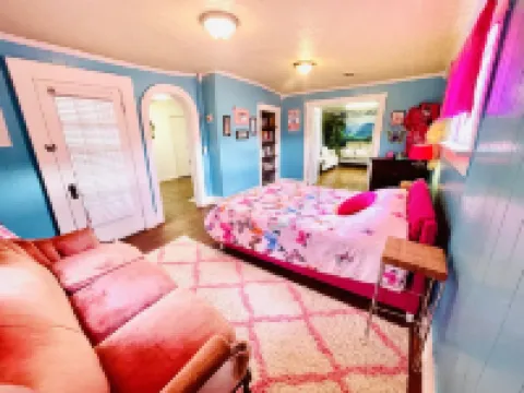 Cozy, Bright Home in Historic Downtown