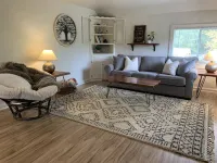 2 Bedroom Flat With Short Walk to Downtown Hotels in Cloverdale