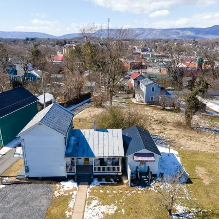New studio conveniently located in town of Luray.