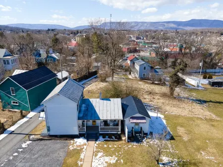 New studio conveniently located in town of Luray.