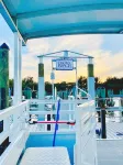 Modern Beachfront Condo: Views from Every Room Heated Pool+ Ferry+ Parking!!