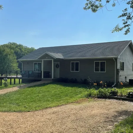 Cheerful cottage w/ fireplace. Great location for exploring the Lake Pepin area!