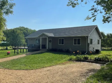 Cheerful cottage w/ fireplace. Great location for exploring the Lake Pepin area!