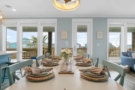 Great for Families + Sleeps 24 Comfortably + Tiki Bar + 3 Min Walk to the Beach Отели рядом с достопримечательностью «Port Bolivar»