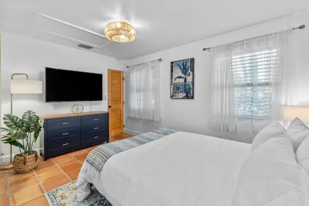 Mid-Century Gem: Pool, Privacy, and Palm Trees Отели в г. Уэст-Палм-Бич