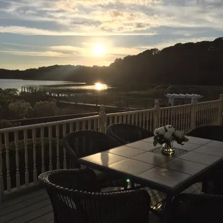 Amazing SALTWATER FRONT on Follins Pond!! 4bdrm/2bth