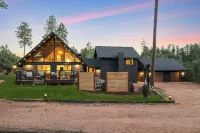 Spacious and Modern Pet-Friendly Chalet in the Pines—perfect for large groups!