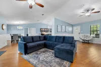 Beautiful Cozy Pool Oasis, 3/2 Heated Pool Home, Fenced, Pet Friendly, King Bed