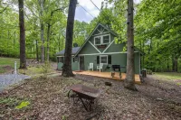 Charming 2-bedroom cottage in lovely Madison with WiFi, AC