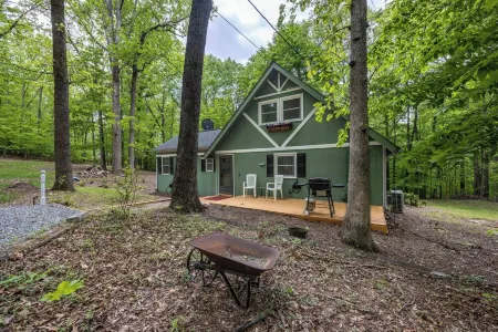 Charming 2-bedroom cottage in lovely Madison with WiFi, AC