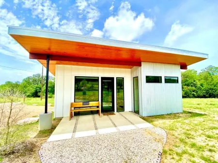 Cozy/Cute Tiny House close to wineries, wedding venues & outdoor fun Отели рядом с достопримечательностью «Ian's Chapel at Camp Lucy»