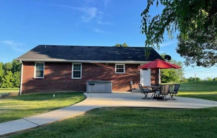 Hilltop Hideaway w/ Hot Tub Close to Nashville