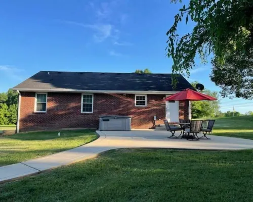 Hilltop Hideaway w/ Hot Tub Close to Nashville 奇特姆縣酒店