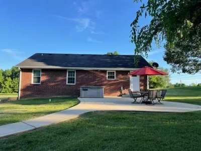 Hilltop Hideaway w/ Hot Tub Close to Nashville Hotels near Cumberland River Bicentennial Trail Parking