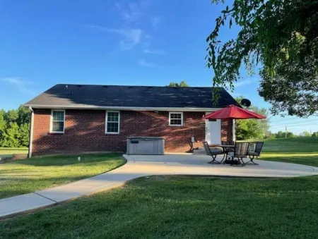 Hilltop Hideaway w/ Hot Tub Close to Nashville