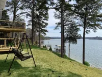 Lake Hamilton Waterfront family retreat: Dock+Fire Pit+Kayaks & Stunning View!