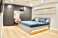 The Sputnik • Sleeps 20 • Pool • 10 minutes to Beaches • Family-Friendly