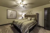 Modern spacious 5 bedroom, 3.5 bath, paved roads, hot tub, wifi, pool access