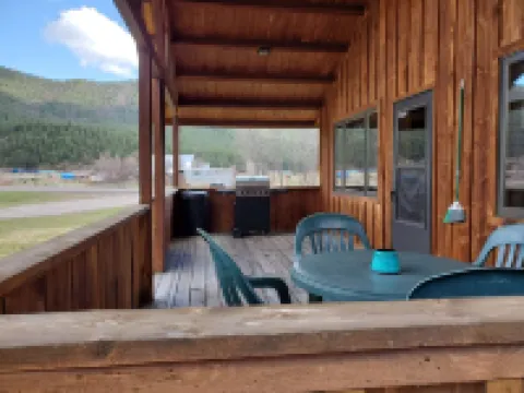 L Diamond E Guest Cabin #1 Rural luxury close to everything.