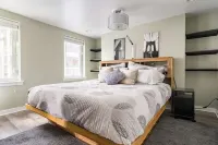Two-story condo in luxury townhouse. Free parking. Hotels in 