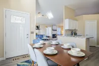 New! Cozy Modern Pool Home, Close to Downtown and The Strip