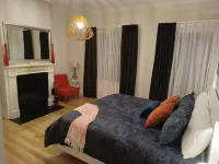 Lux Modern Minimalist Getaway, King, Open Fire, River Access/Views in Township.