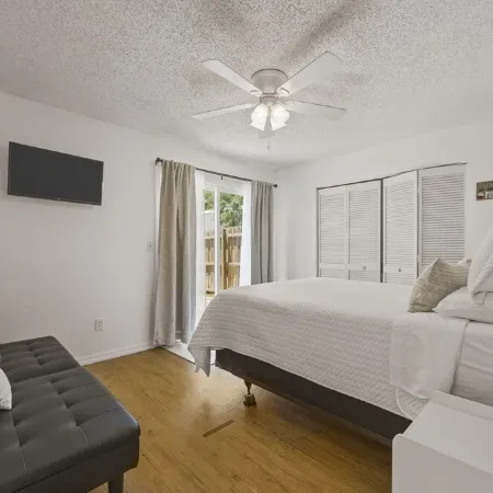 10min walk to the beach and a quick uber from historic downtown! Pet Friendly!