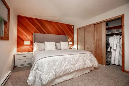 NEW LISTING - The Mtn House with a private HOT TUB in Ptarmigan - Sleeps 10