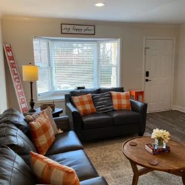 Adorable & recently renovated condo within walking distance to downtown Clemson.