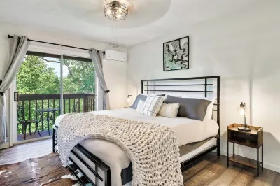 Amazing Mountain Sunsets, Sauna, Hot Tub, King Beds, Retro Game, Coffee Bar,