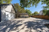 New Home/Hot Tub/Man Cave/Pool Table, 12 Min from Downtown, 10Min to DFW Airport Hotels near University of Dallas